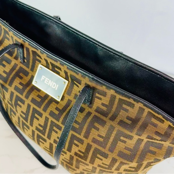 FENDI Logo Handbag, Like NEW w/ dust jacket, Fendi logo Hologram verified - Picture 3 of 8